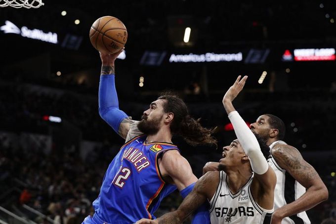  亚历山大关键抢断锁定胜局，雷霆青春风暴席卷圣安东尼奥